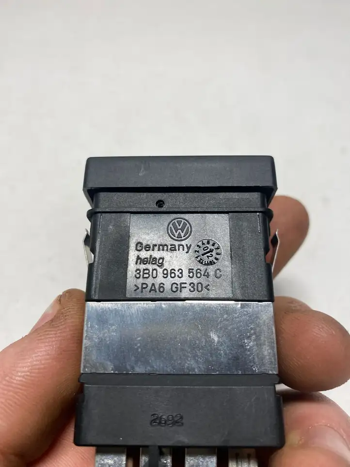 Volkswagen PASSAT B5.5 (2001 - 2005) 3B0963564C Включатель обогрева — фото 2