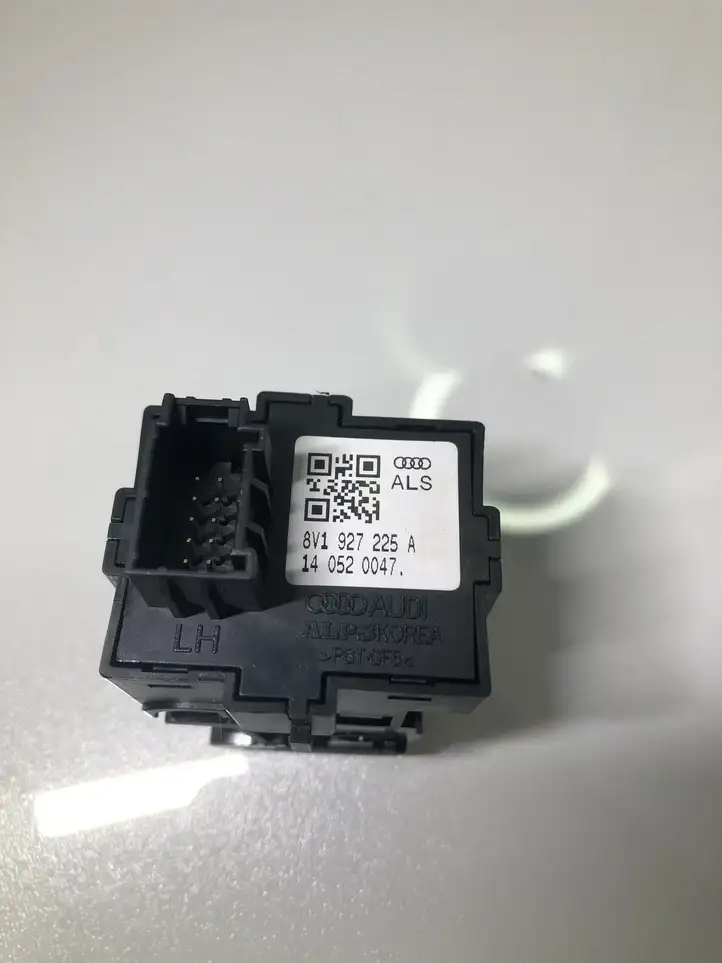 Audi A3/S3 8V (2012 - 2016) 8V1927225 Кнопка ручного тормоза — фото 2