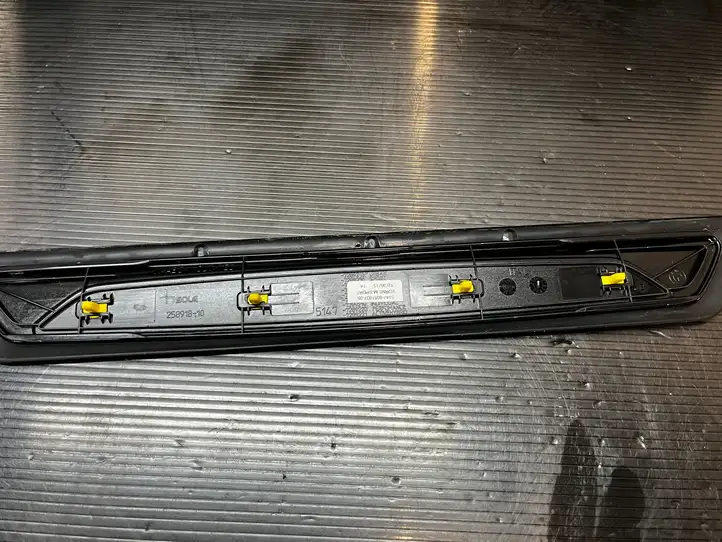 BMW 3 F30 F35 F31 (2012 - 2018) 51478051037 Внутренняя отделка переднего порога — фото 2