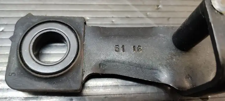 Volkswagen Golf VII (2013 - 2019) 5G0827517D Петля замка багажной двери — фото 2