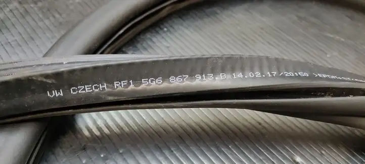 Volkswagen Golf VII (2013 - 2019) 5G6867913B Уплотнитель кузова — фото 2