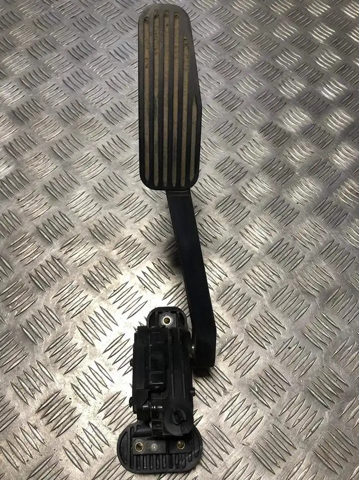 Volvo V70 (2000 - 2004) 30636004 Педаль акселератора — фото 1