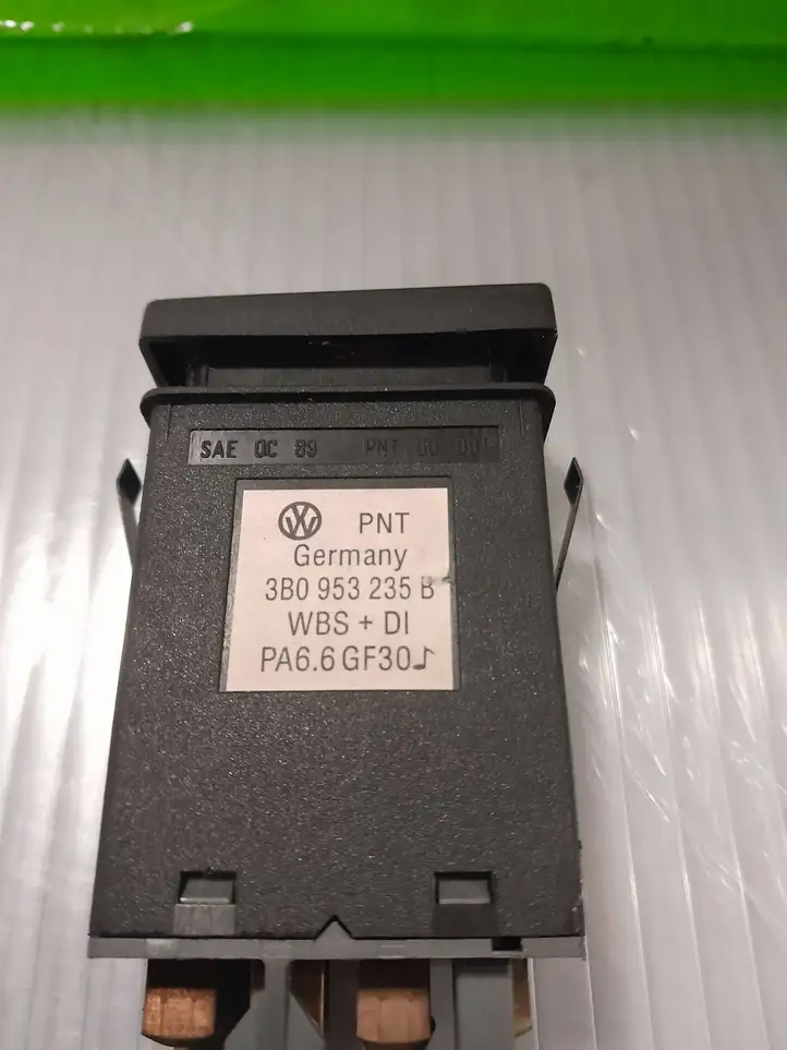 Volkswagen PASSAT B5 (1997 - 2000) 3B0953235B Включатель аварийных фонарей — фото 2
