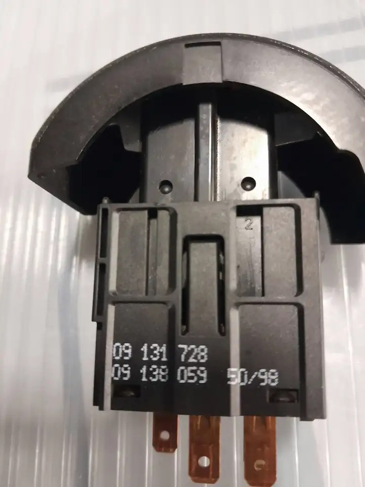 Opel Astra G (1998 - 2004) 09138059 Включатель аварийных фонарей — фото 2