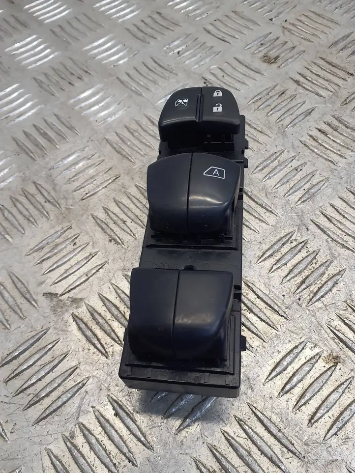 Nissan Qashqai (2013 - 2017) Кнопка стеклоподъемников — фото 1