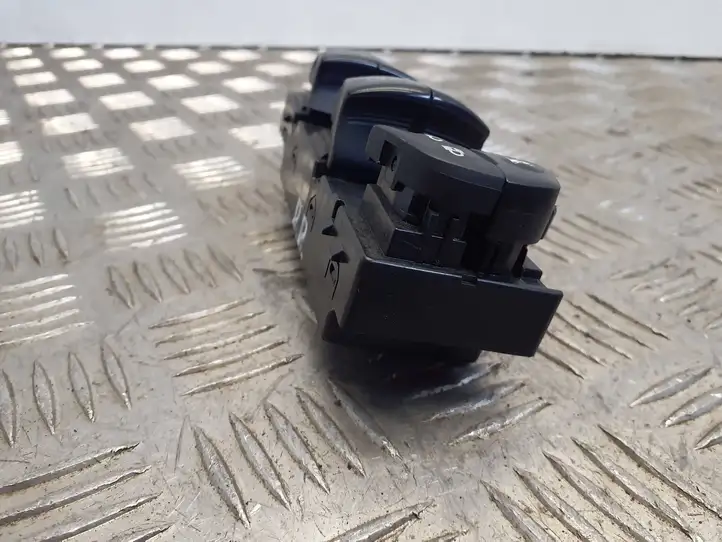 Nissan Qashqai (2013 - 2017) Кнопка стеклоподъемников — фото 4