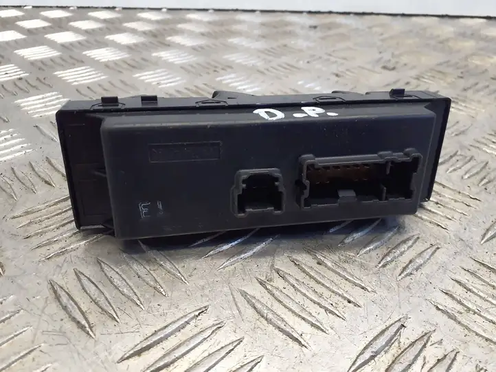 Nissan Qashqai (2013 - 2017) Кнопка стеклоподъемников — фото 3
