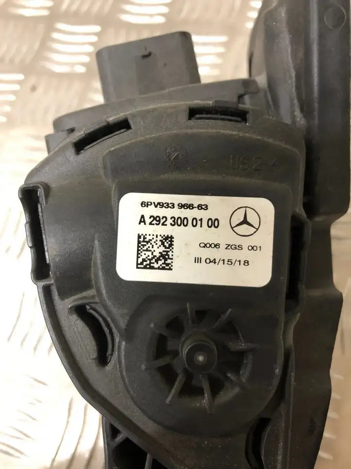 Mercedes-Benz GL X166 (2013 - 2019) A2923000100 Педаль акселератора — фото 2