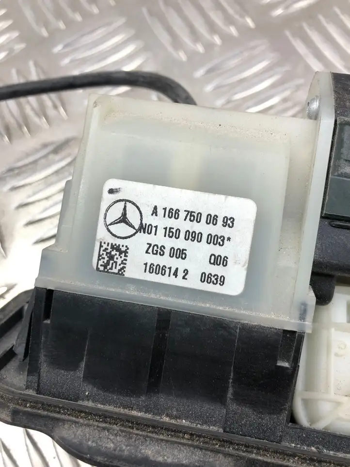 Mercedes-Benz GL X166 (2013 - 2019) A1667500693 Ручка багажника с камерой — фото 2