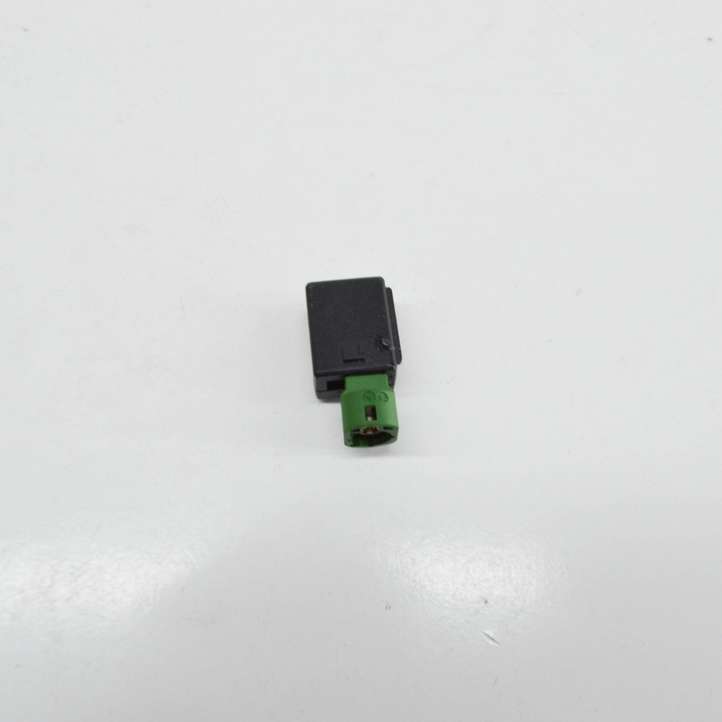 Audi Q5 (2017 - )  5Q0035726 Разъем USB