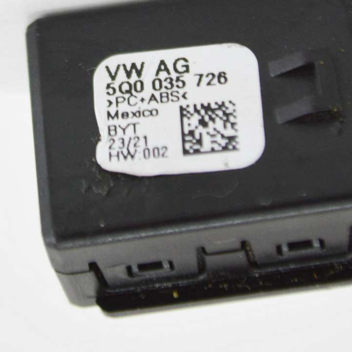 Audi Q5 (2017 - )  5Q0035726 Разъем USB
