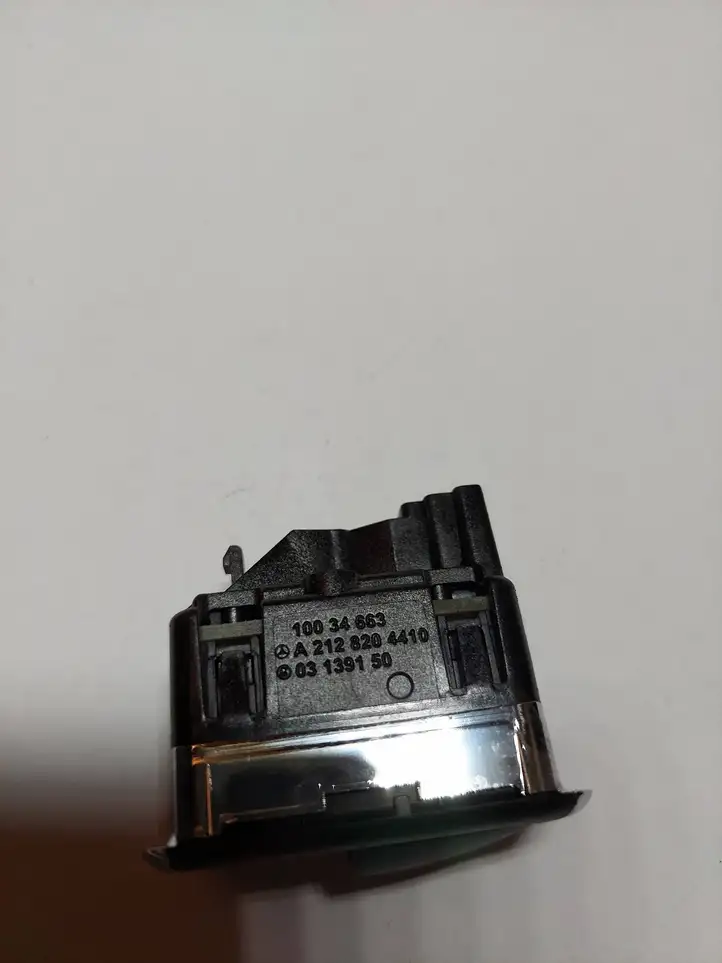 Mercedes-Benz E C207 W207 (2009 - 2017) A2128204410 Кнопка закрытия крышки багажника — фото 2
