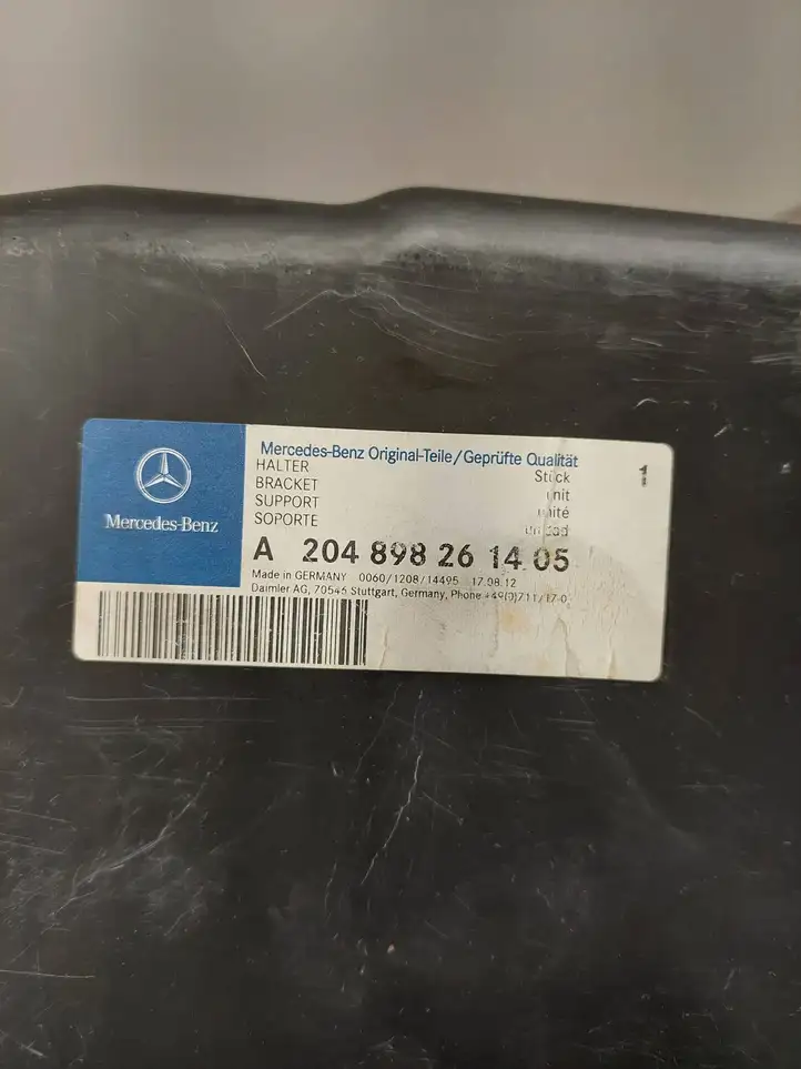Mercedes-Benz C W204 (2007 - 2014) A2048982614 Крышка ящика аккумулятора — фото 2