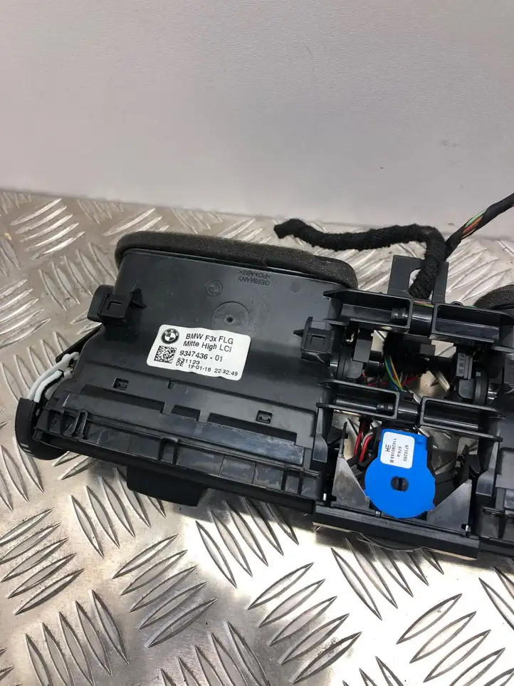 BMW 3 F30 F35 F31 (2012 - 2018) 9347436 Центральный воздушный дефлектор — фото 10