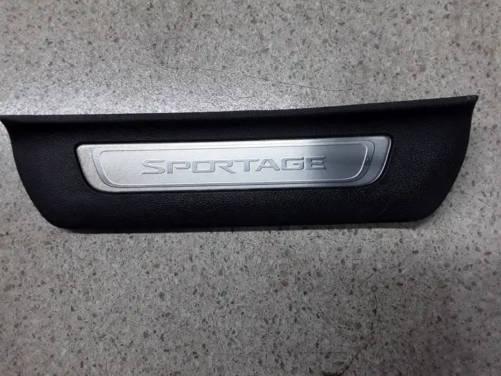 Kia Sportage (2016 - 2018) 85878F1500 Внутренняя отделка заднего порога — фото 1