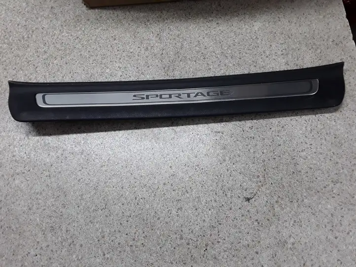Kia Sportage (2016 - 2018) 85874F1500 Внутренняя отделка переднего порога — фото 1