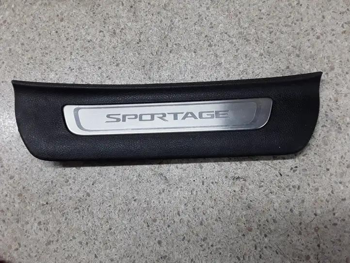 Kia Sportage (2016 - 2018) 85888F1500 Внутренняя отделка заднего порога — фото 1