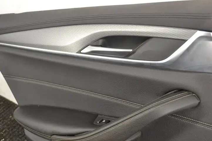 BMW 5 G30 G31 (2016 - ) Обшивка задней двери — фото 9