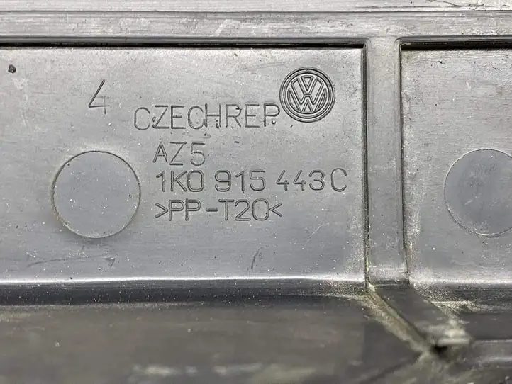 Skoda Octavia Mk2 (1Z) (2004 - 2013) 1K0915443C Крышка ящика аккумулятора — фото 2