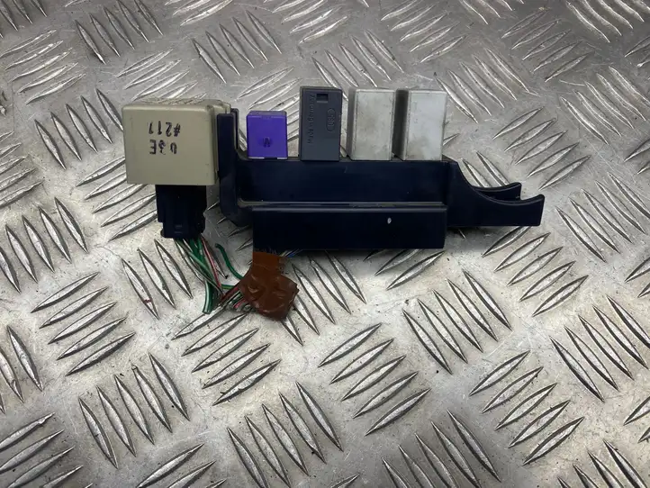 Toyota Avensis T250 (2006 - 2009) 8198005040 Блок предохранителей — фото 1