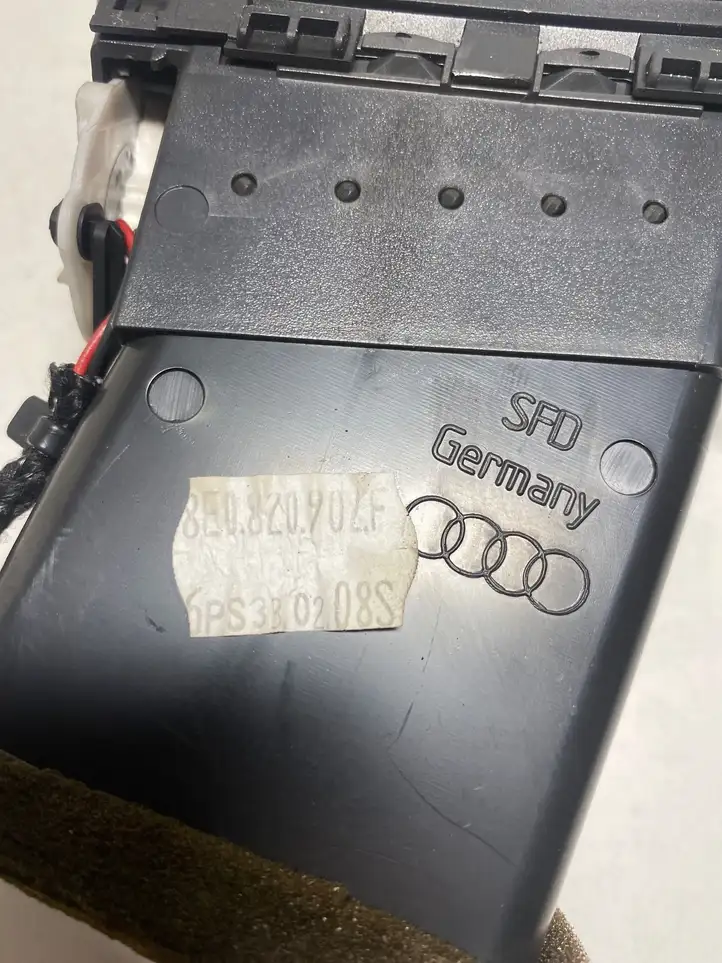 Audi A4 S4 B6 8E 8H (2000 - 2006) 8E0820902F Боковой воздушный дефлектор — фото 2