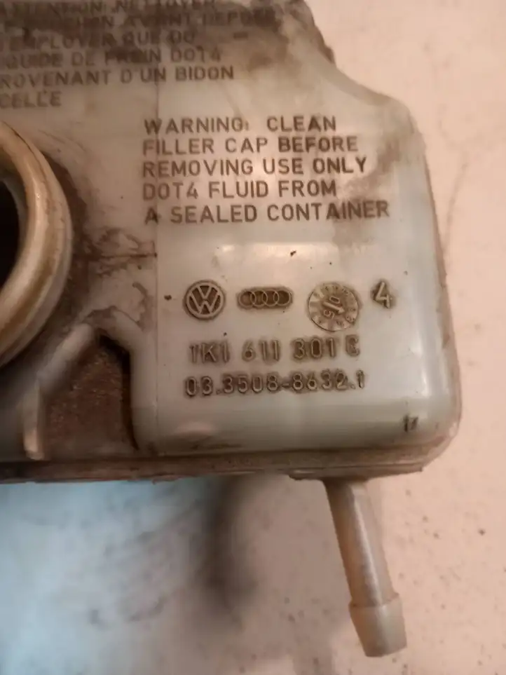 Audi A3/S3 8P (2004 - 2008) 1K1611301C Бачок тормозной жидкости — фото 2
