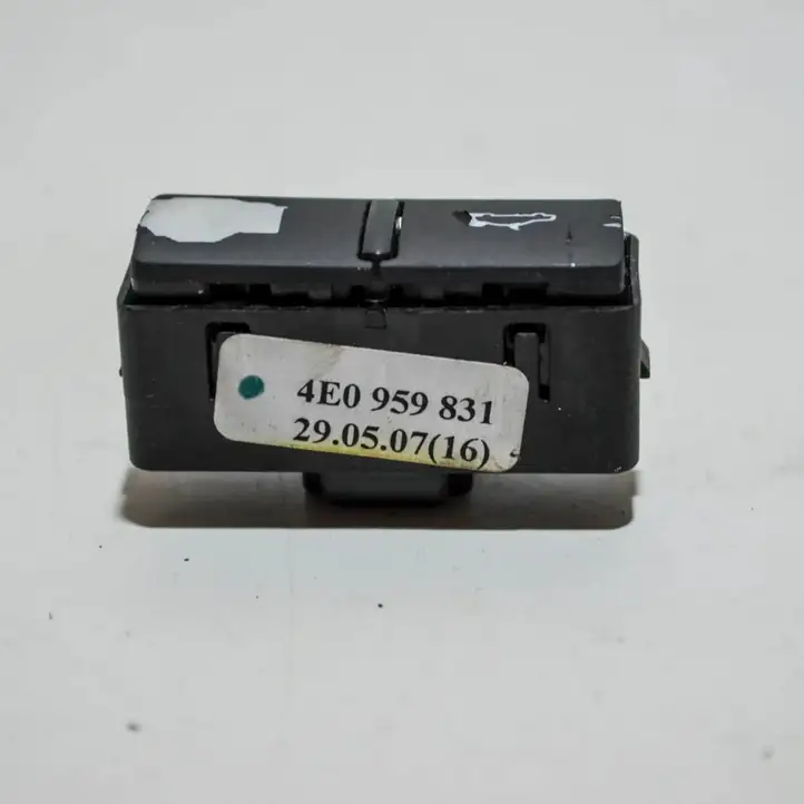 Audi A8 S8 D3 4E (2005 - 2007) 4E0959831 Кнопка фаркопа в багажнике — фото 4