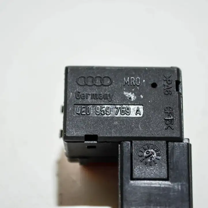 Audi A8 S8 D3 4E (2005 - 2007) 4E0959769A Кнопка фаркопа в багажнике — фото 3