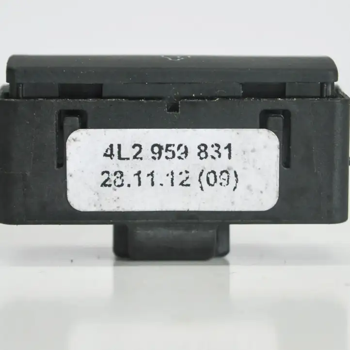 Audi Q7 4L (2009 - 2015) 4L2959831 Кнопка фаркопа в багажнике — фото 2