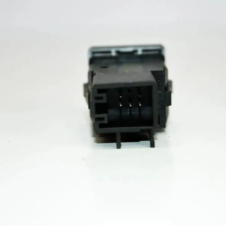 Skoda Roomster (5J) (2006 - 2010) 5J0959621 Кнопка фаркопа в багажнике — фото 3