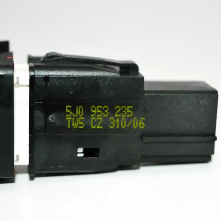 Skoda Roomster (5J) (2006 - 2010) 5J0953235 Кнопка фаркопа в багажнике — фото 2