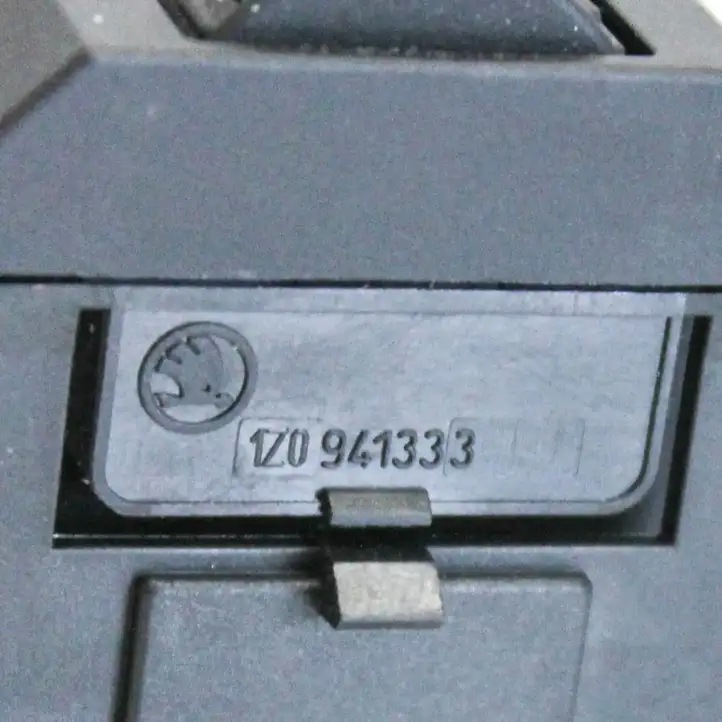 Skoda Octavia Mk2 (1Z) (2004 - 2013) 1Z0941333 Кнопка фаркопа в багажнике — фото 5