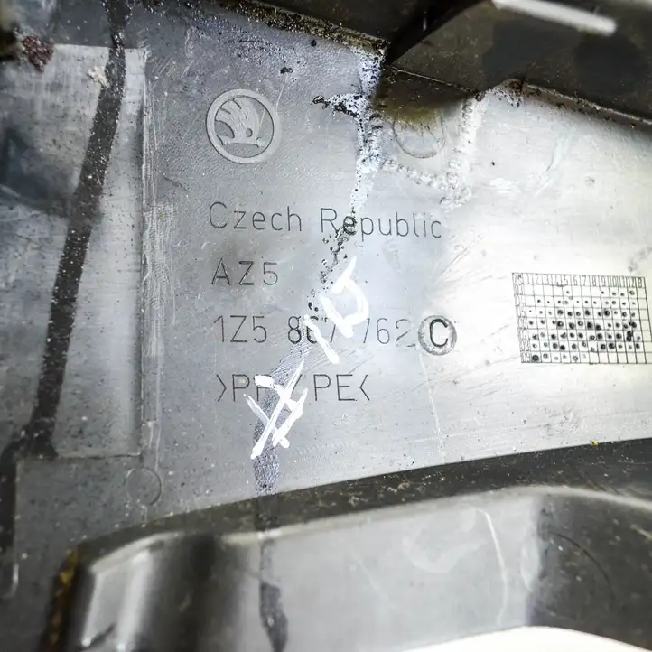 Skoda Octavia Mk2 (1Z) (2004 - 2013) 1Z5867762C Прочие детали салона — фото 1
