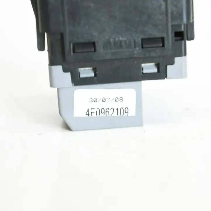Audi A3/S3 8P (2004 - 2008) 4F0962109 Кнопка фаркопа в багажнике — фото 3