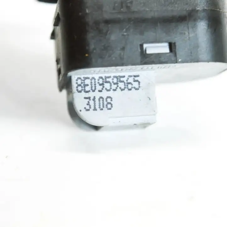 Audi A3/S3 8P (2004 - 2008) 8E0959565 Кнопка фаркопа в багажнике — фото 3