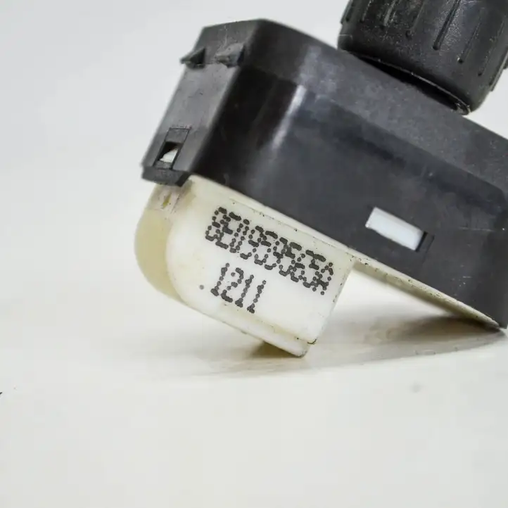 Seat Exeo (3R) (2008 - 2013) 8E0959565A Кнопка фаркопа в багажнике — фото 3
