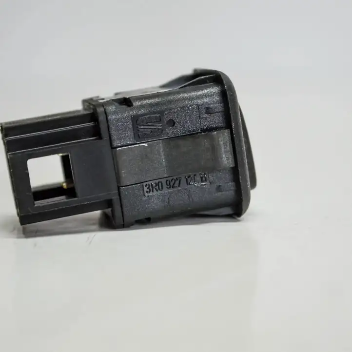 Seat Exeo (3R) (2008 - 2013) 3R0927121B Кнопка фаркопа в багажнике — фото 3