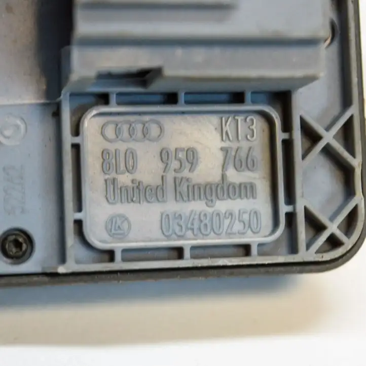Audi A3/S3 8L (2000 - 2003) 8L0959766 Кнопка фаркопа в багажнике — фото 4