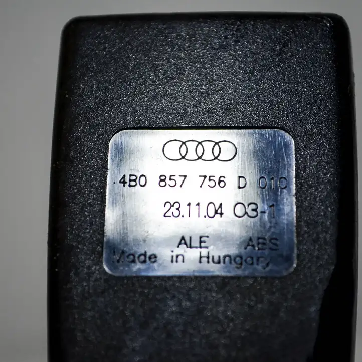 Audi A6 S6 C5 4B (2001 - 2004) 4B0857756D Замок переднего ремня — фото 3