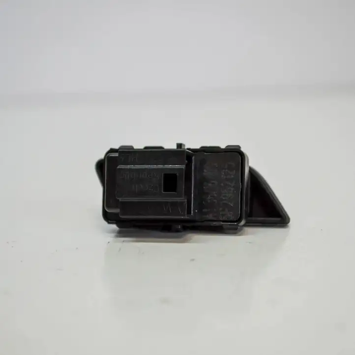 Seat Leon (5F) (2012 - 2019) 5F2962125 Кнопка фаркопа в багажнике — фото 3