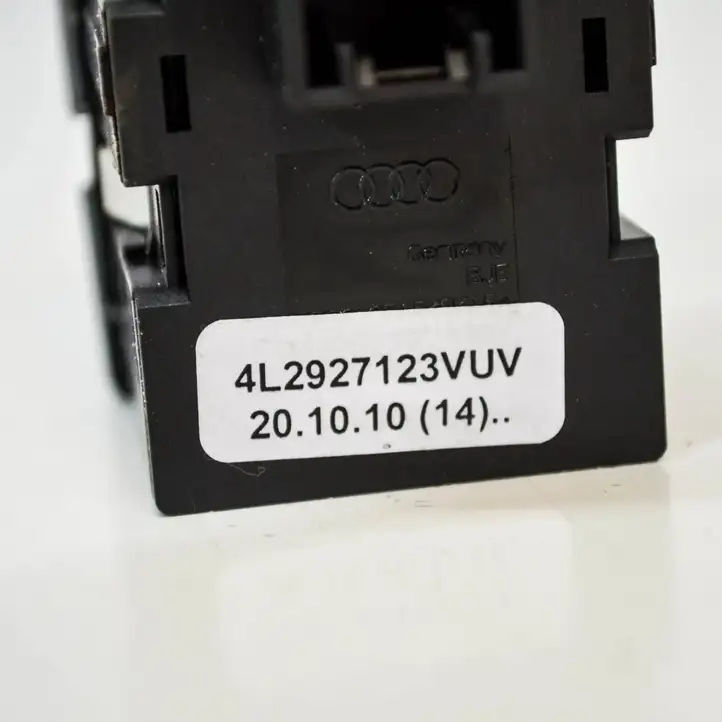 Audi A6 S6 C6 4F (2008 - 2011) 4L2927123 Кнопка фаркопа в багажнике — фото 4