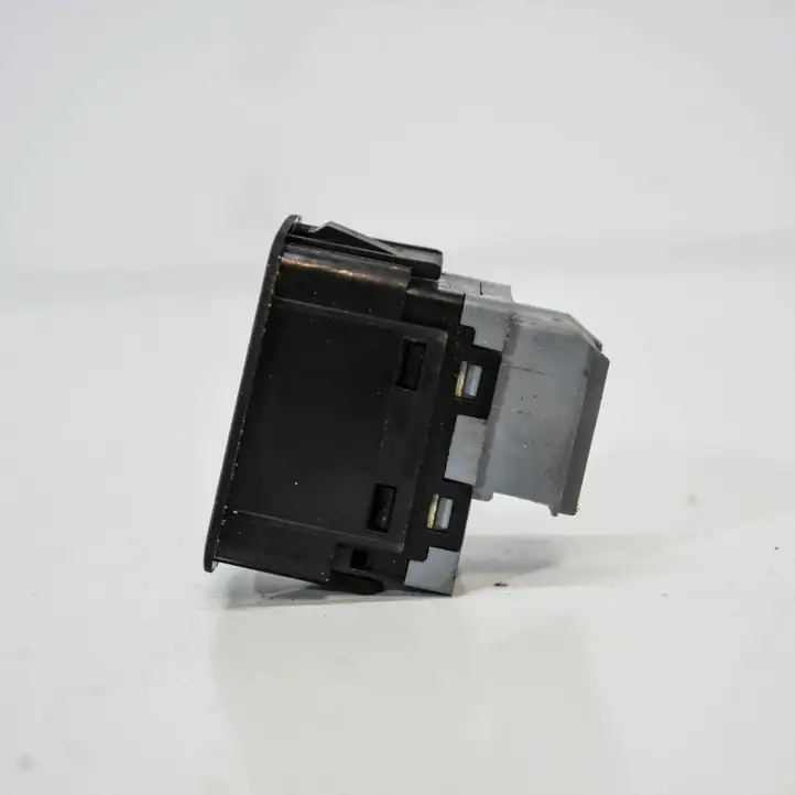 Audi A6 S6 C6 4F (2008 - 2011) 4F0962109 Кнопка фаркопа в багажнике — фото 2