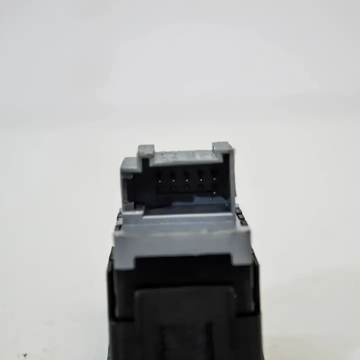 Audi A6 S6 C6 4F (2008 - 2011) 4F0962109 Кнопка фаркопа в багажнике — фото 3