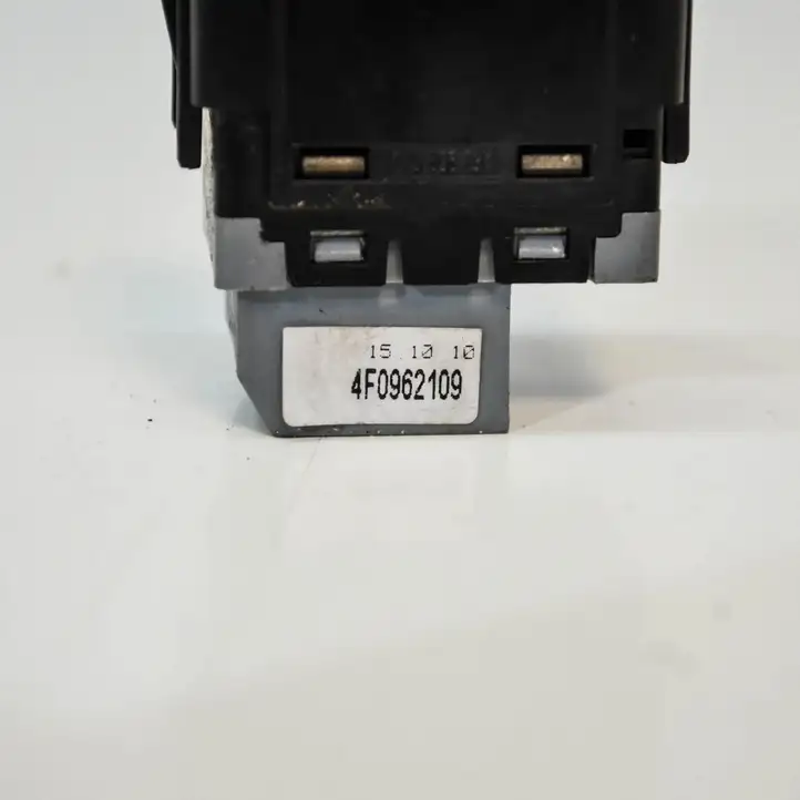 Audi A6 S6 C6 4F (2008 - 2011) 4F0962109 Кнопка фаркопа в багажнике — фото 4