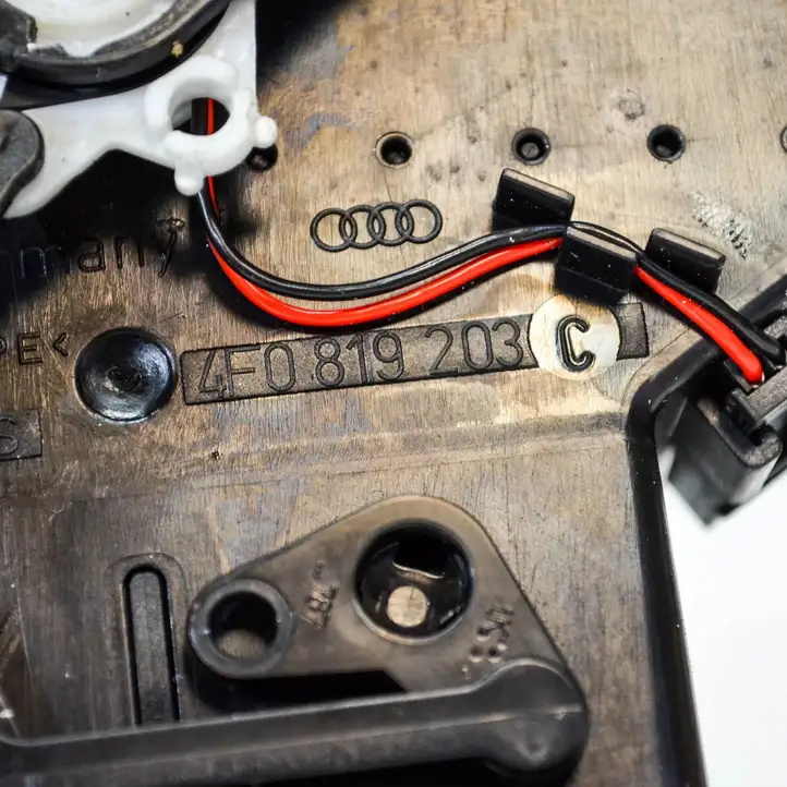 Audi A6 S6 C6 4F (2008 - 2011) 4F0819203C Воздушная решетка панели — фото 3