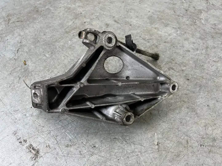 BMW 1 E82 E88 (2007 - 2014) 6775041 Кронштейн двигателя — фото 4