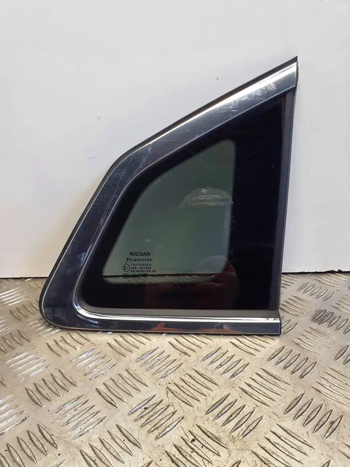 Nissan Qashqai (2013 - 2017) 43R001595 Заднее боковое стекло — фото 1
