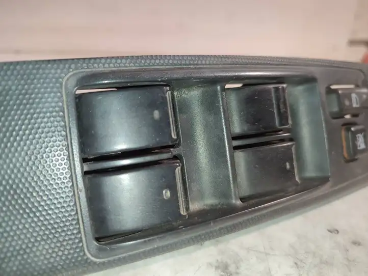 Toyota Corolla Verso AR10 (2004 - 2009) 848200F030 Блок кнопок стеклоподъемников — фото 3