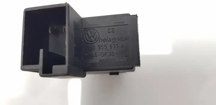 Volkswagen PASSAT B5.5 (2001 - 2005) 1J0959831A Кнопка закрытия крышки багажника — фото 3