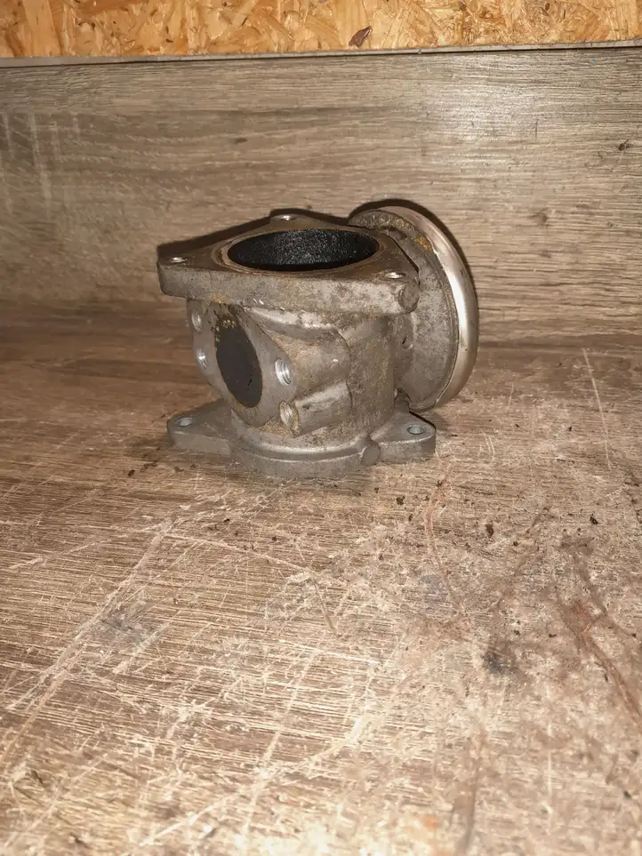 Volkswagen PASSAT B6 (2005 - 2010) 039129637D Клапан EGR — фото 3